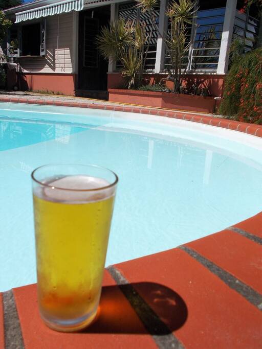 une bonne bière bien fraîche au bord de la piscine