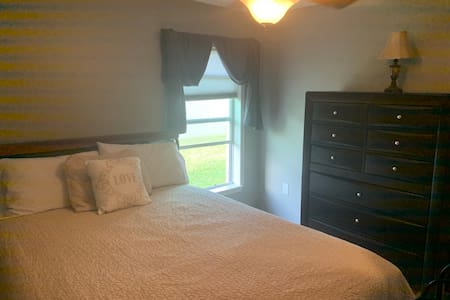 Pet Friendly Private Room and Bath