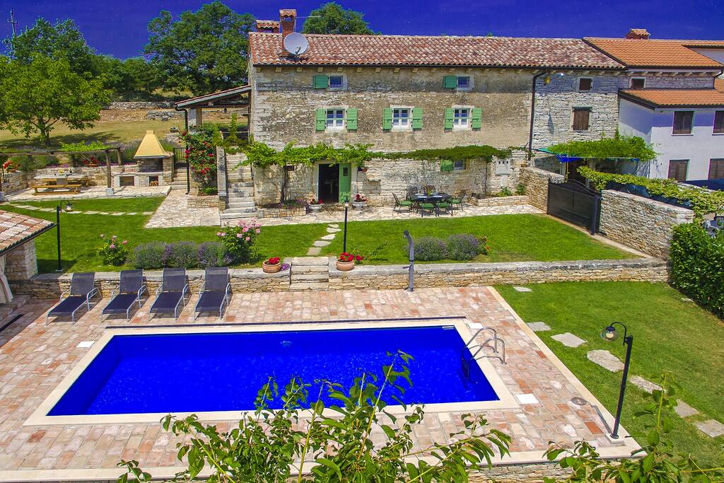 Villa with swimming pool