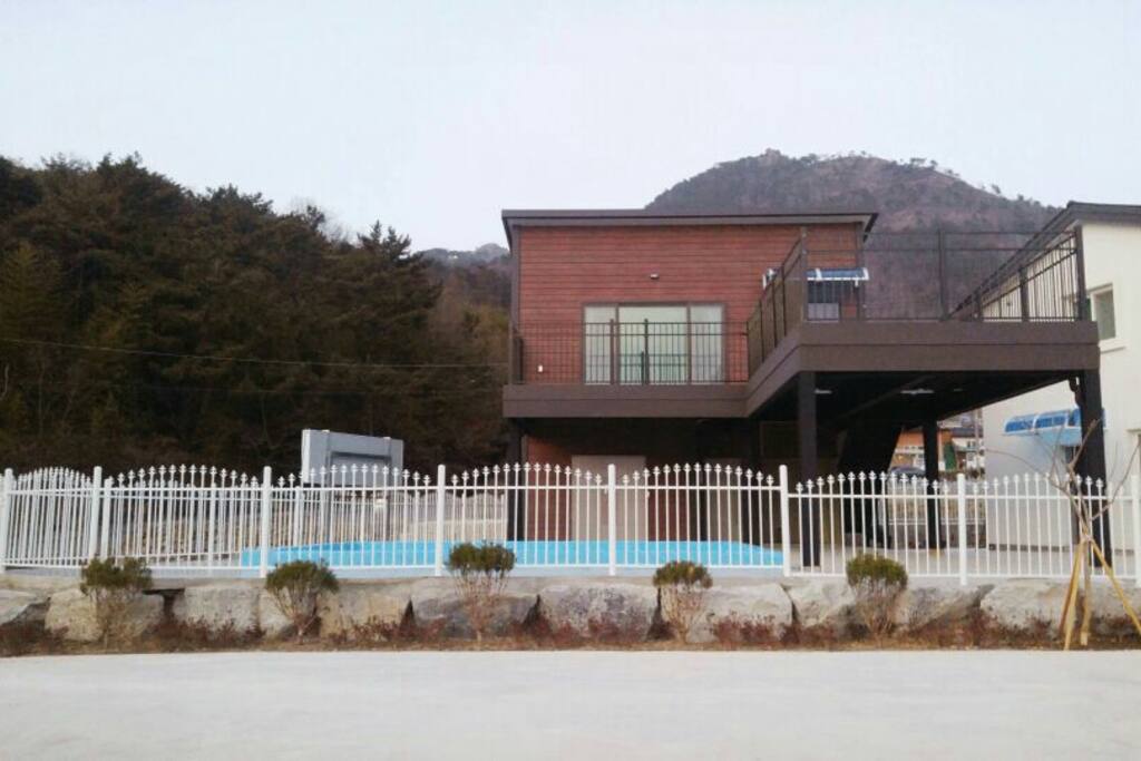 주차장(9대) 뒤로 왼쪽 수영장, 바베큐장, 더 뒤로 화장실, 개수대가 있고, 2층 모두를 독채로 제공