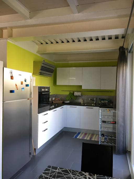 Area cucina, disponibile frigorifero,piano cottura, forno, lavastoviglie