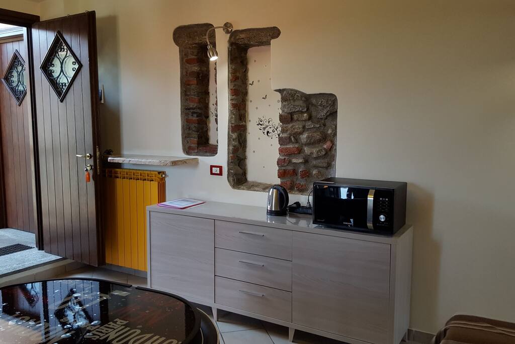 Madia con forno a micro onde.