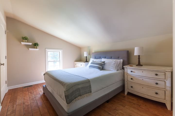 2do dormitorio con cama queen