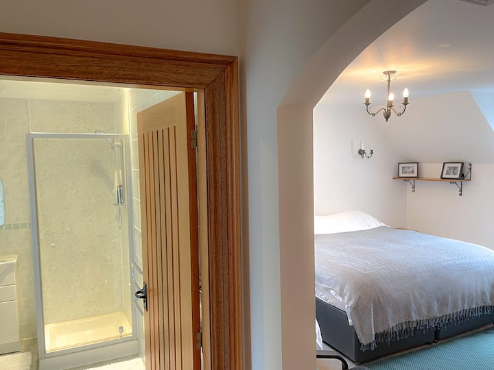 Salle de bain attenante à la chambre est