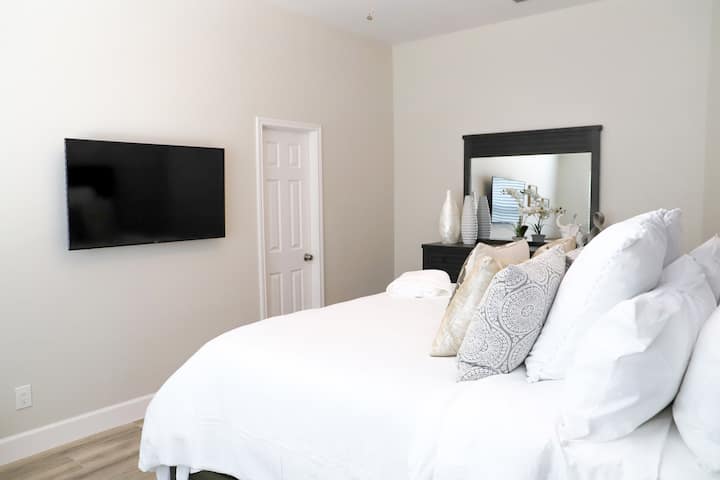“Retiro de propietarios”. Disfruta de esta cómoda cama King Size, con toda la comodidad que necesitarás después de un día en la ciudad. Un baño privado que conecta con el corazón seguro.