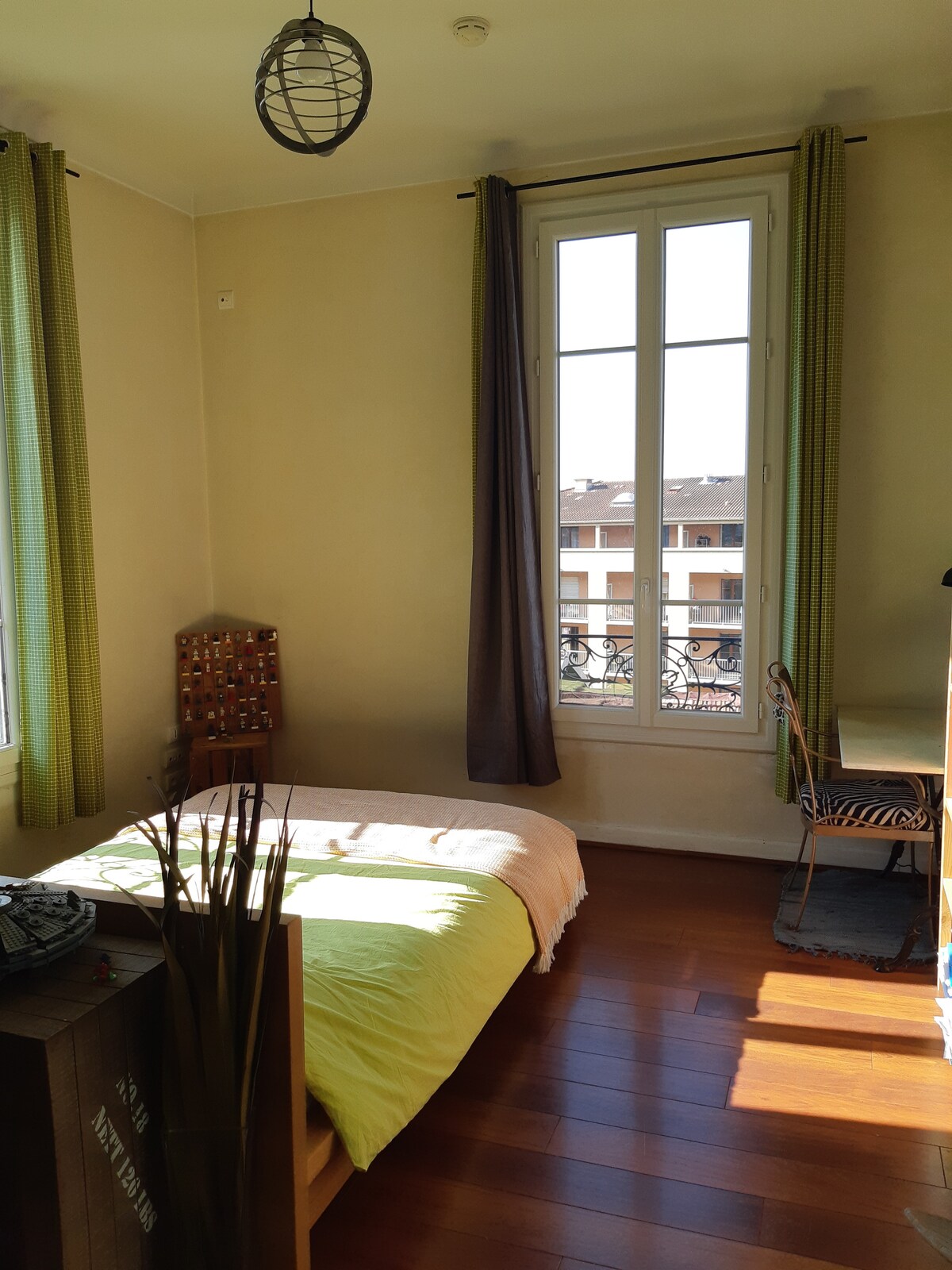 Privatna soba, orijentacija prema jugu i zapadu. 2 velika prozora 