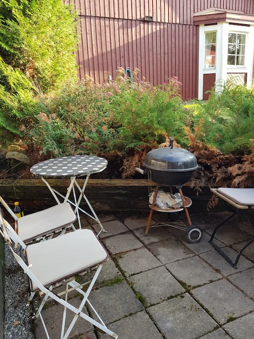 Precis utanför dörren till boendet finns en liten uteplats med grill.