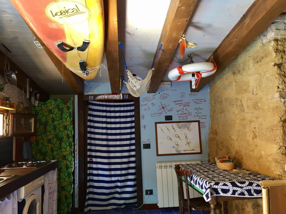 Lavatrice cucina e dietro la tenda..il bagno