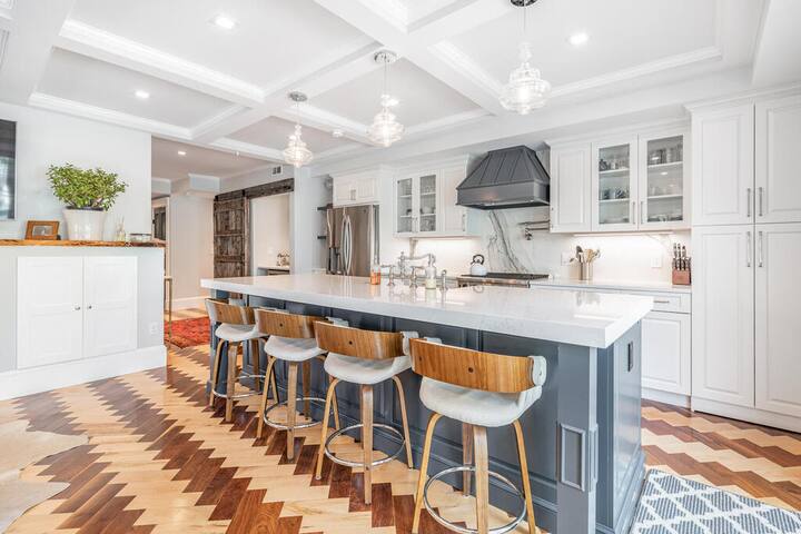 4-Bedroom/3 Bath Home with gorgeous deck gallery image 3