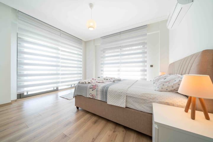 22 m2 yatak odası (kendi özel banyo-wc’si, giyinme odası ve balkonu vardır). 