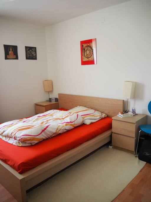 Schlafzimmer mit 160 cm Bett.
