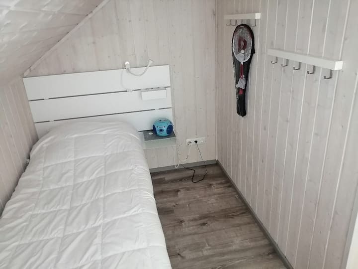 Gornji kat spavaće sobe (drugi krevet) s prenosivim CD playerom
