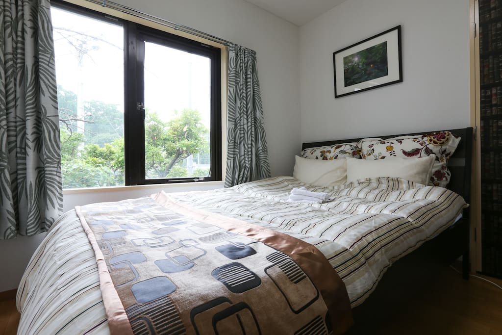 Full double size bed on which 2 adult can comfortably sleep!