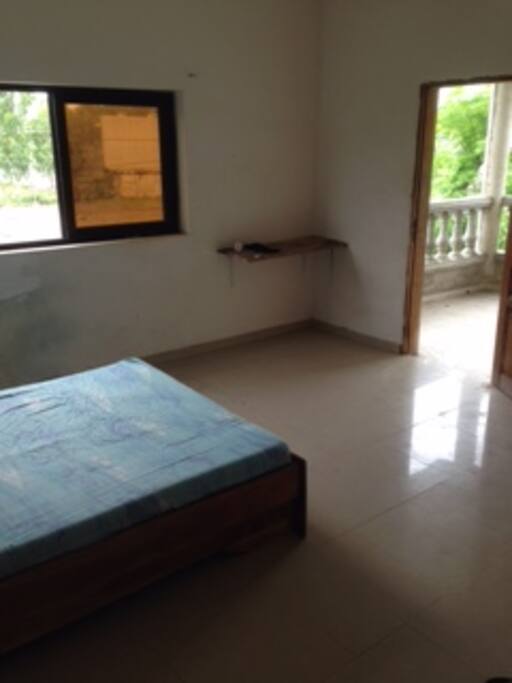 Grand lit avec balcon -cuisine, Wc, salle bain