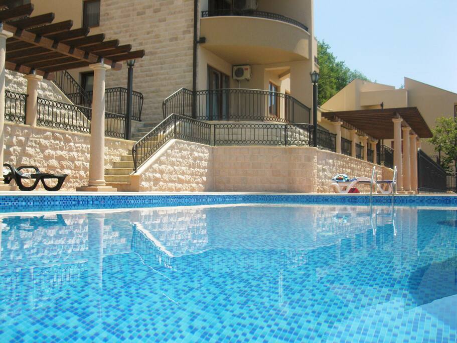 Swimming pools and sun terraces,
Бассейны для взрослых и солнечные террасы