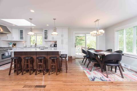 Modern and spacious Berkshires 5bdr retreat.