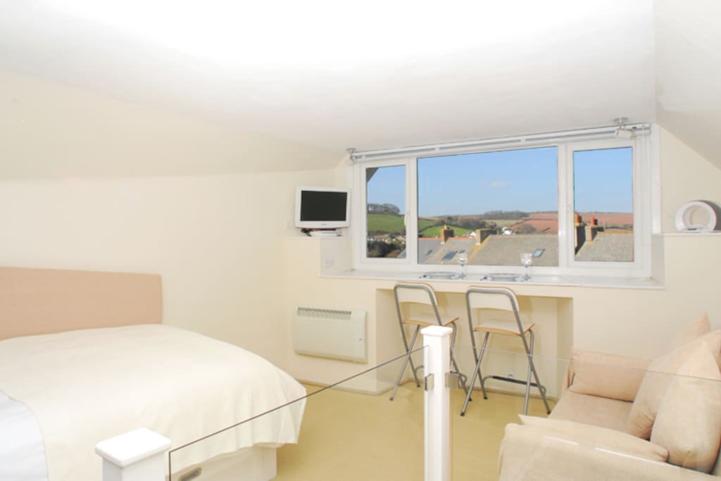Dine, work or just gaze out from the breakfast bar of the superb view of rolling Devon farmland and the magnificent Slapton Ley, fresh water lake and nature reserve