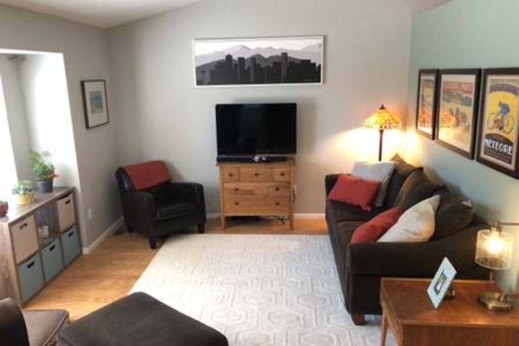 Bright, open comfortable main level living room with vaulted ceilings, comfortable furniture and cable TV