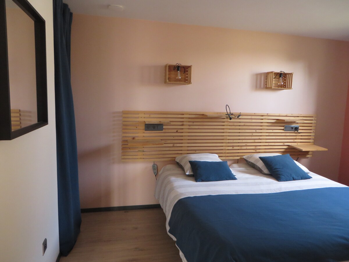 เตียง + ตู้เสื้อผ้าพร้อมพื้นที่แขวน