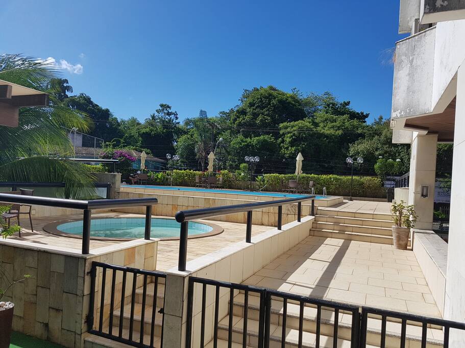 área da piscina infantil e piscina de adultos.