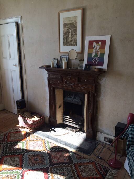 The fireplace in the living room works. If you would like to use it please tell me in advance.