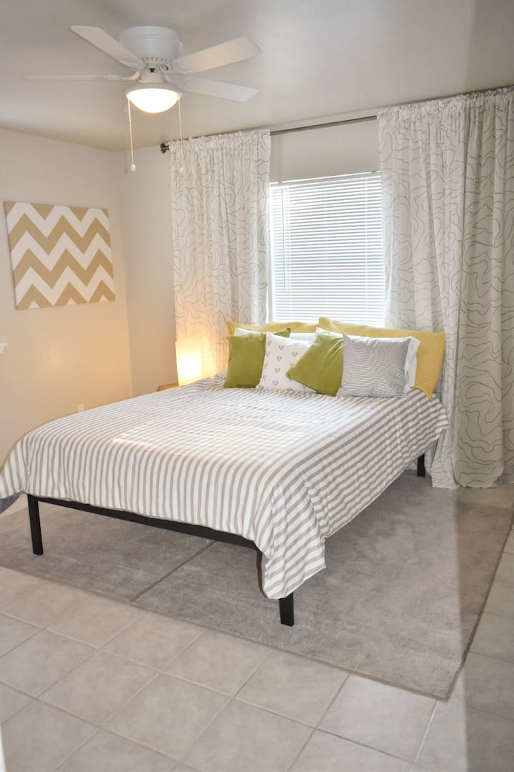 Hoofdslaapkamer: queensize bed