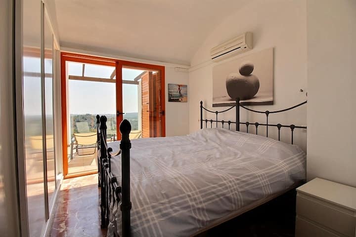 chumba cha kulala na vitanda viwili vya mtu mmoja kila kimoja, vimewekwa pamoja hapa lakini vinaweza kutenganishwa