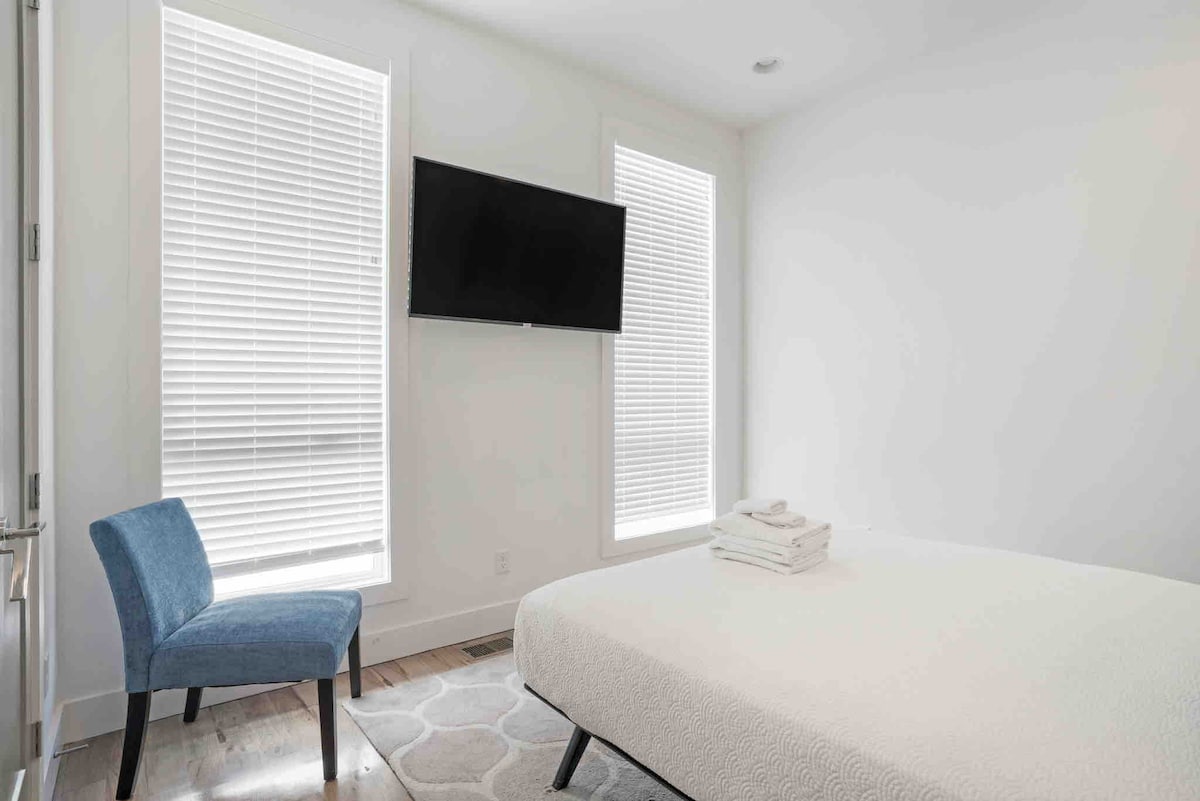 מתכננים חדר שינה אופנתי ומסודר היטב? אל תחפשו רחוק יותר – ההרכב שלנו עם מיטה, שידה ומראה הוא התשובה האידיאלית. #BedroomInspo #OrganizedLiving #HomeSweetHome