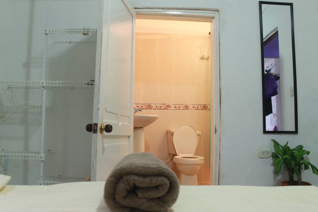 Baño de Habitación Sol, organizador para ropa y demas .