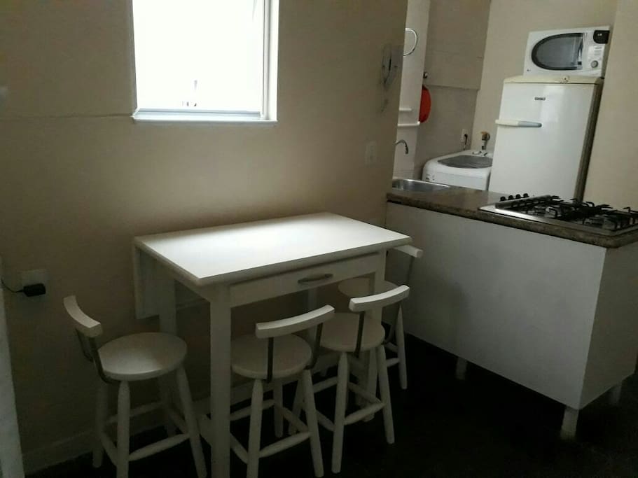 Saleta com mesa dobrável para 4 lugares