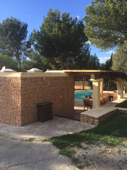 Zufahrt, Parkplatz, Blick auf Studio mit Terrasse, Pool, und outdoor-kitchen. Wer kein Auto hat... Wir könnten eins besorgen oder auch einen scooter,so kommt man schnell in die Badebuchten oder zum Yoga in die Punta Galera oder zum sundowner ins Cafe del Mar