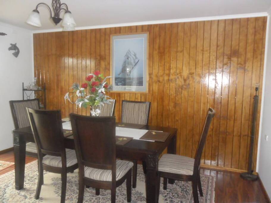 área de comedor con vista exterior a la parcela