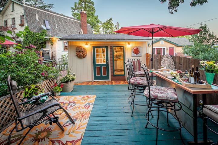 Cozy cottage garden hideaway right downtown