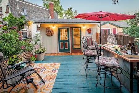 Cozy cottage garden hideaway right downtown