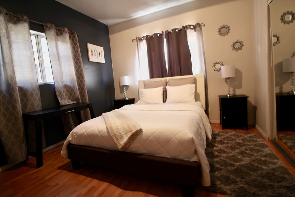 Very cozy and comfortable feel, place newly repainted.
New furnitures and black out curtains !