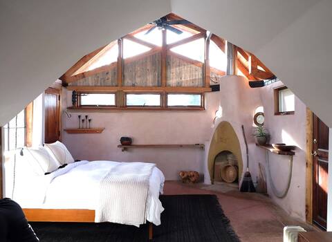 Cob House (Hot Tub,Earth Home, Pvt  Deck,Fire Pit)
