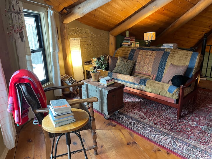 Futón v režime gauča, útulný čitateľský kútik