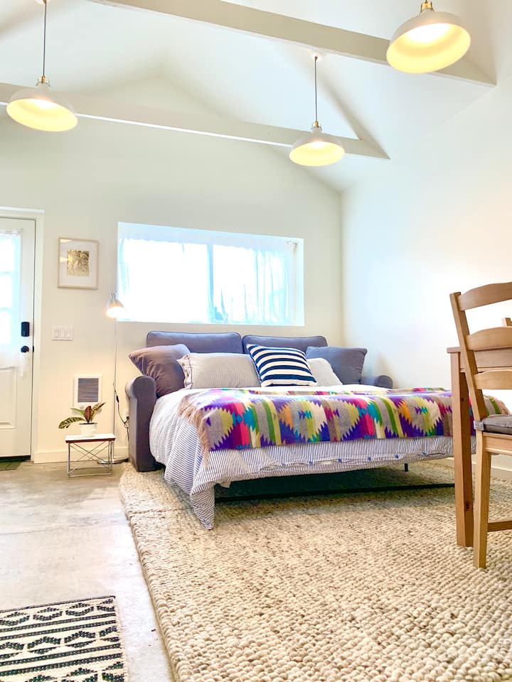 Recientemente cambiamos este sofá cama tamaño queen a una nueva cama tamaño queen, pero es una bonita imagen que muestra el espacio y es del mismo tamaño que nuestra cama actual, ¡así que la mantuvimos en el anuncio! :)