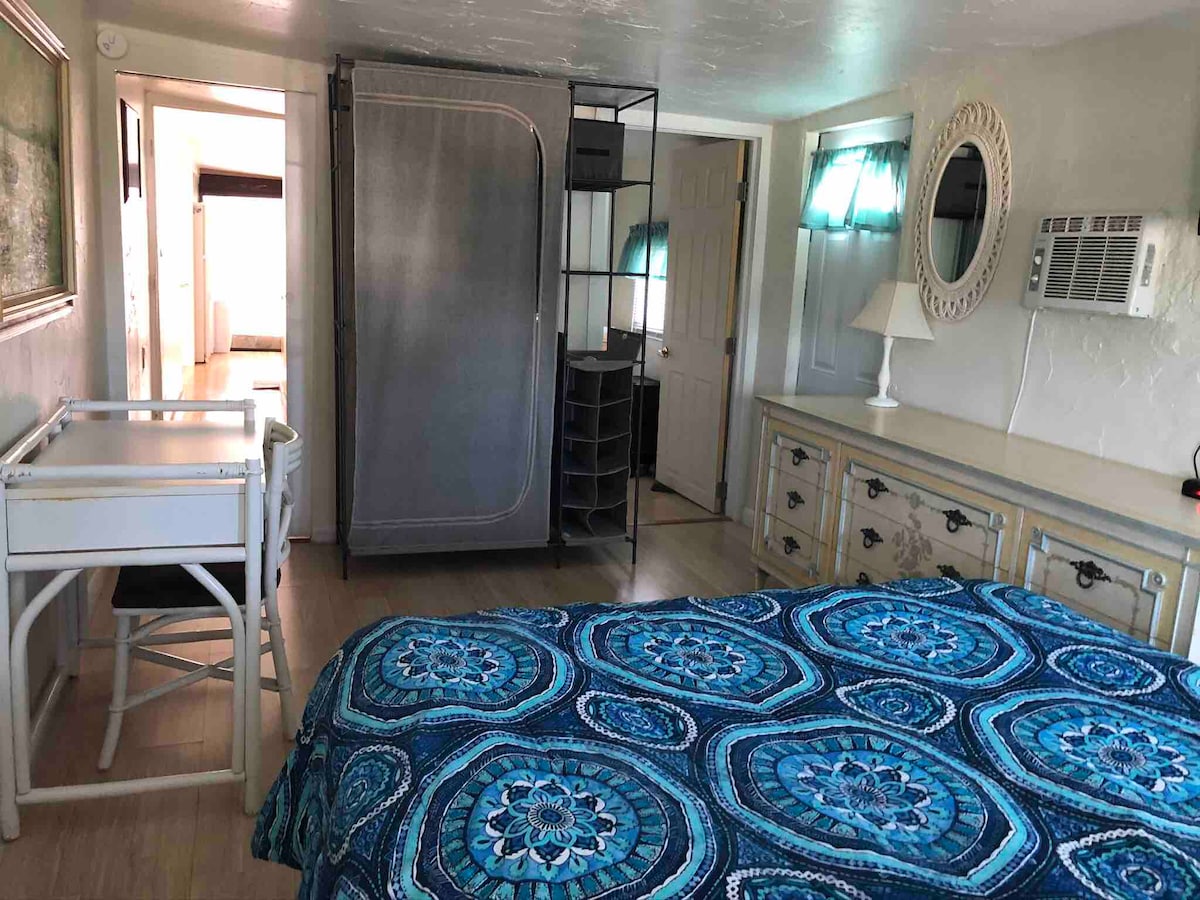 Მთავარი საძინებელი. სამზარეულოს დერეფანი მარცხნივ.   Გამოყავით კარი გარედან შესასვლელად/ გამოსასვლელად. 