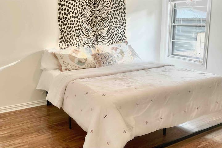 Главна спална соба со сопствен телевизор. 