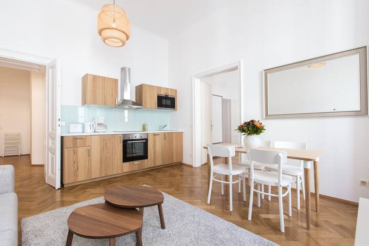 Fabulous City Center Apartment gallery image 3