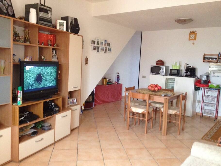 Soggiorno con angolo cottura.