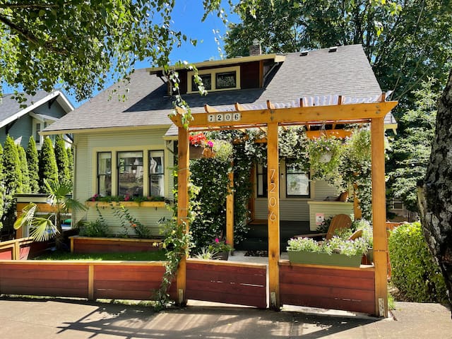 Gorgeous Bungalow with Hot Tub close to Downtown