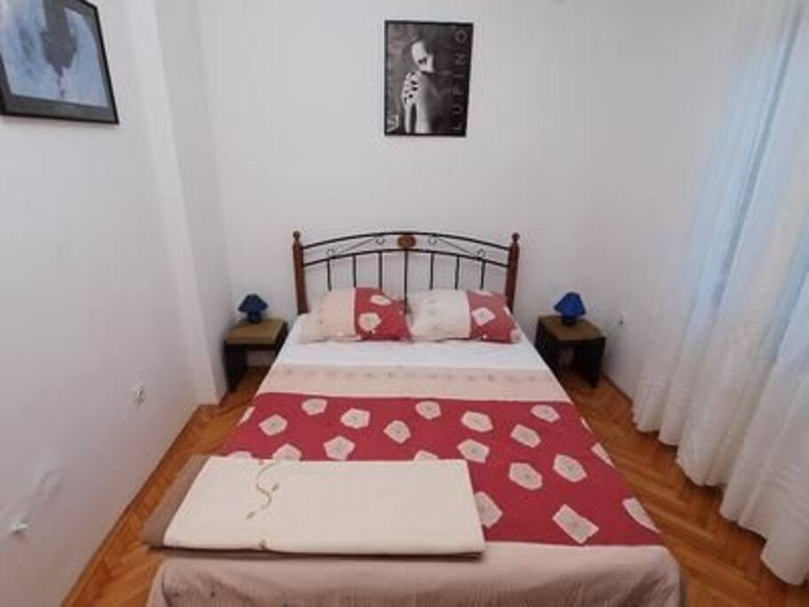 spavaća soba s bračnim krevetom