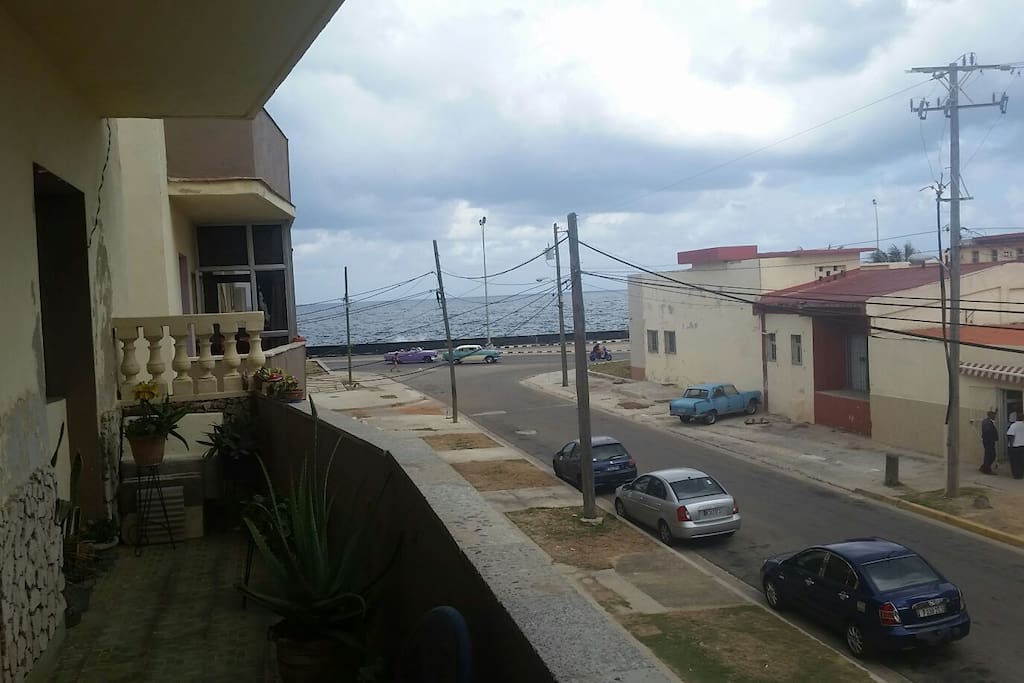 vista al mar y autos clasicos