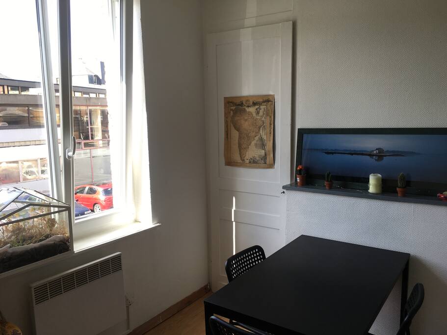 Salon avec rangement pour la vaisselle et une bibliothèque