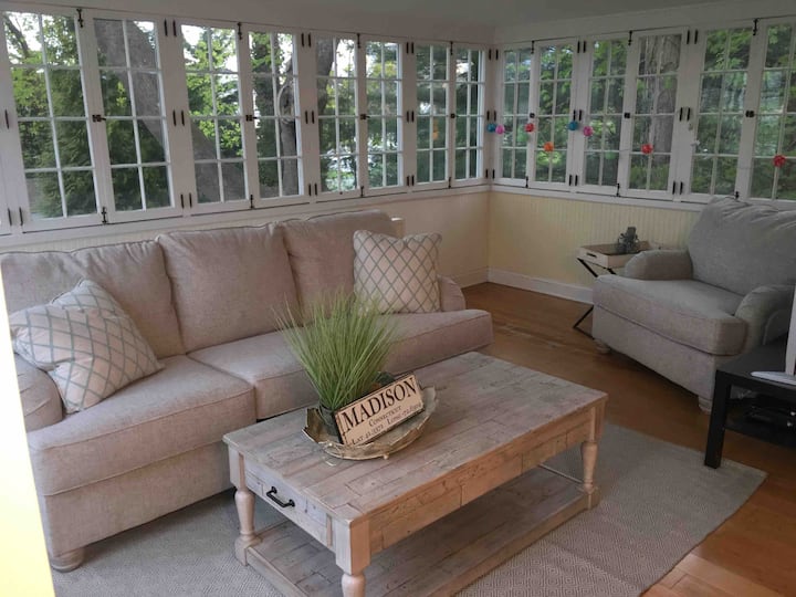 家庭房有标准双人床沙发和水景