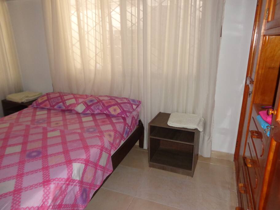Cama Doble, Aire acondicionado, armario.