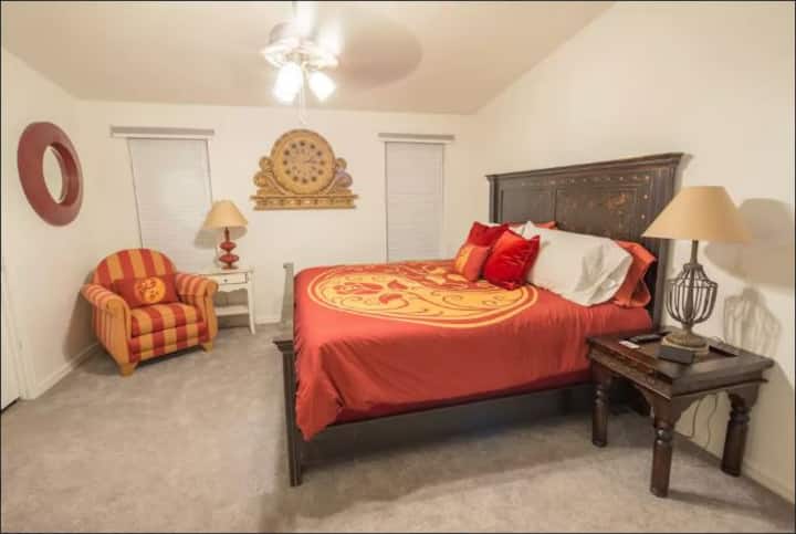 主卧加大双人床