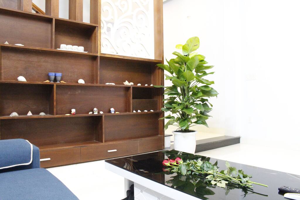  Một chiếc ghế sofa thoải mái để nằm, thư giãn và xem tivi